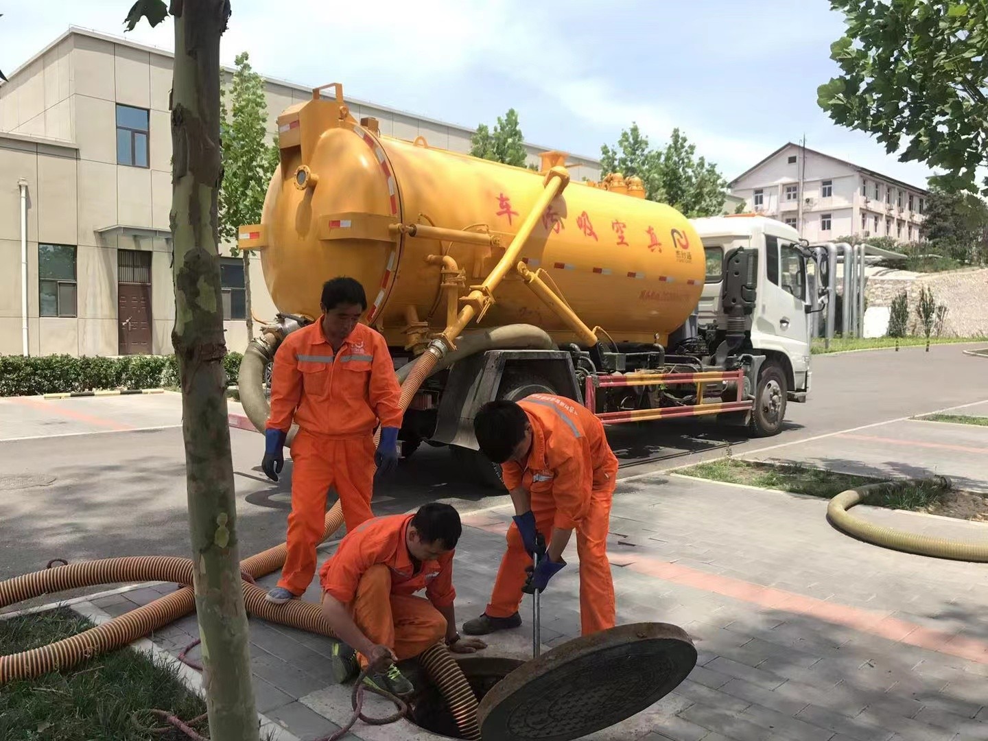 裕安管道疏通车停在窨井附近