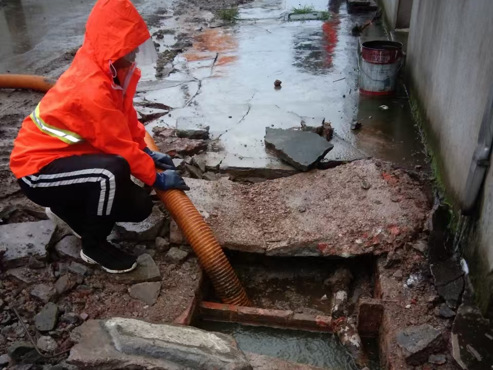 裕安专业清理污水池 炜誉市政以规范流程守护城市 “肠道”