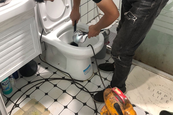 裕安马桶堵塞自己疏通还是找师傅?专业上门服务让你省时更省心